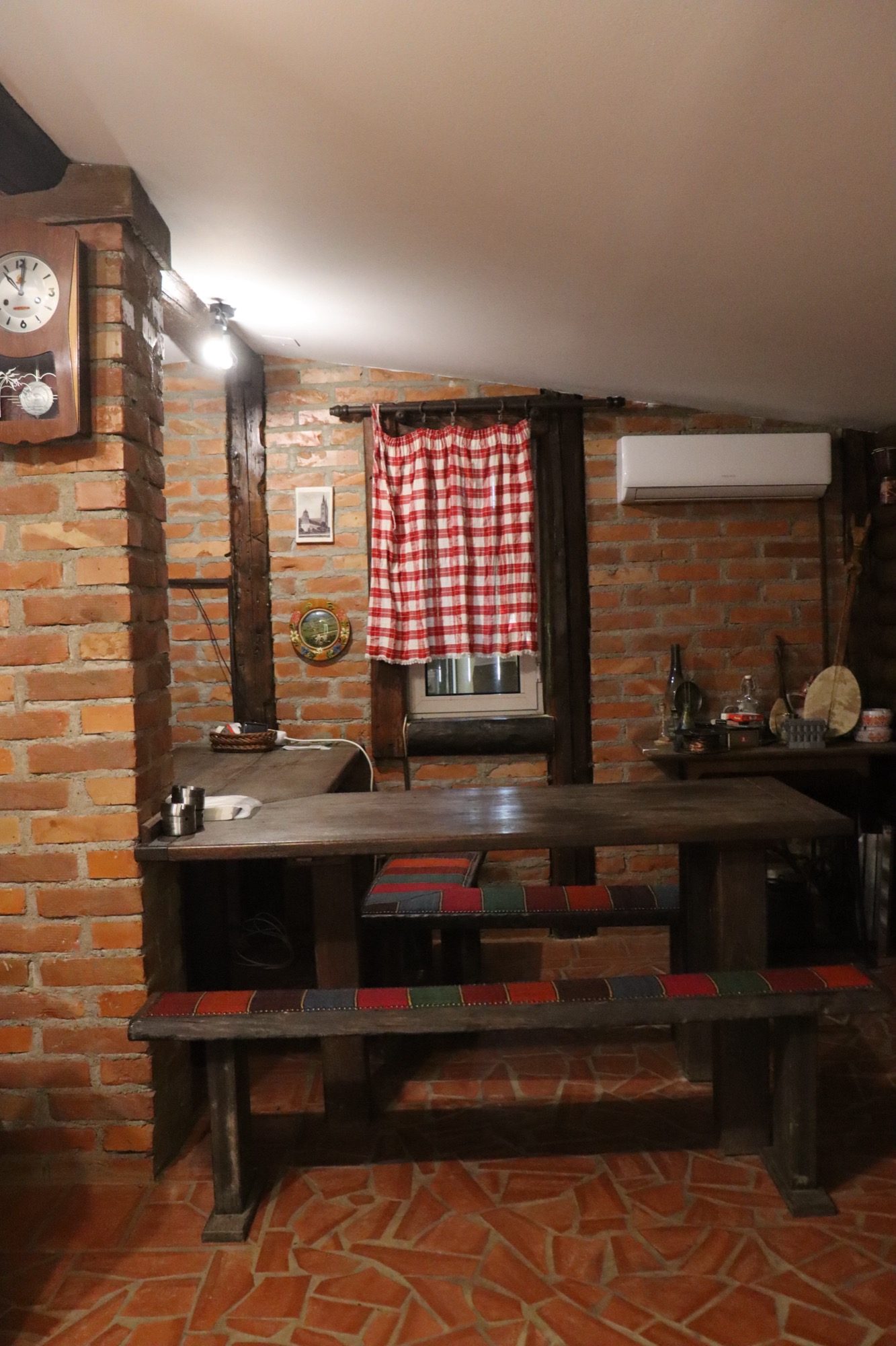 Kuća za odmor Demode — hodnik s drvenim tronošcem i hladnjakom