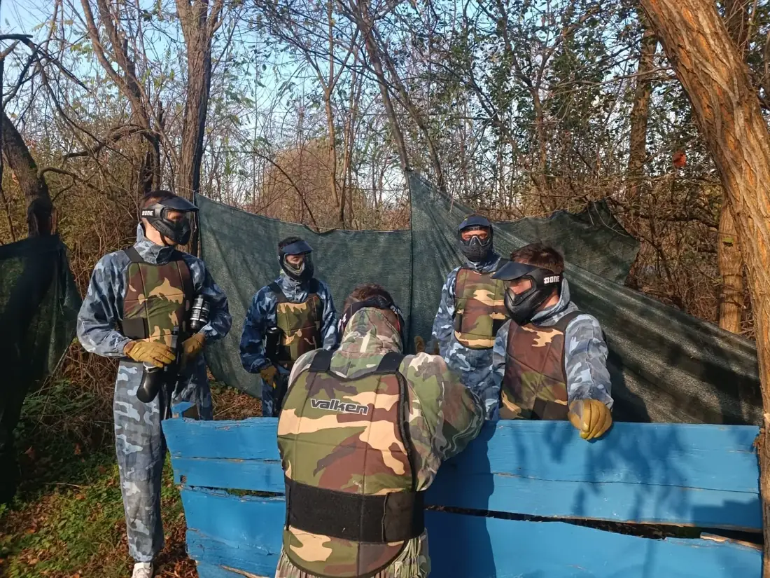 Paintball ekipa na terenu Demode