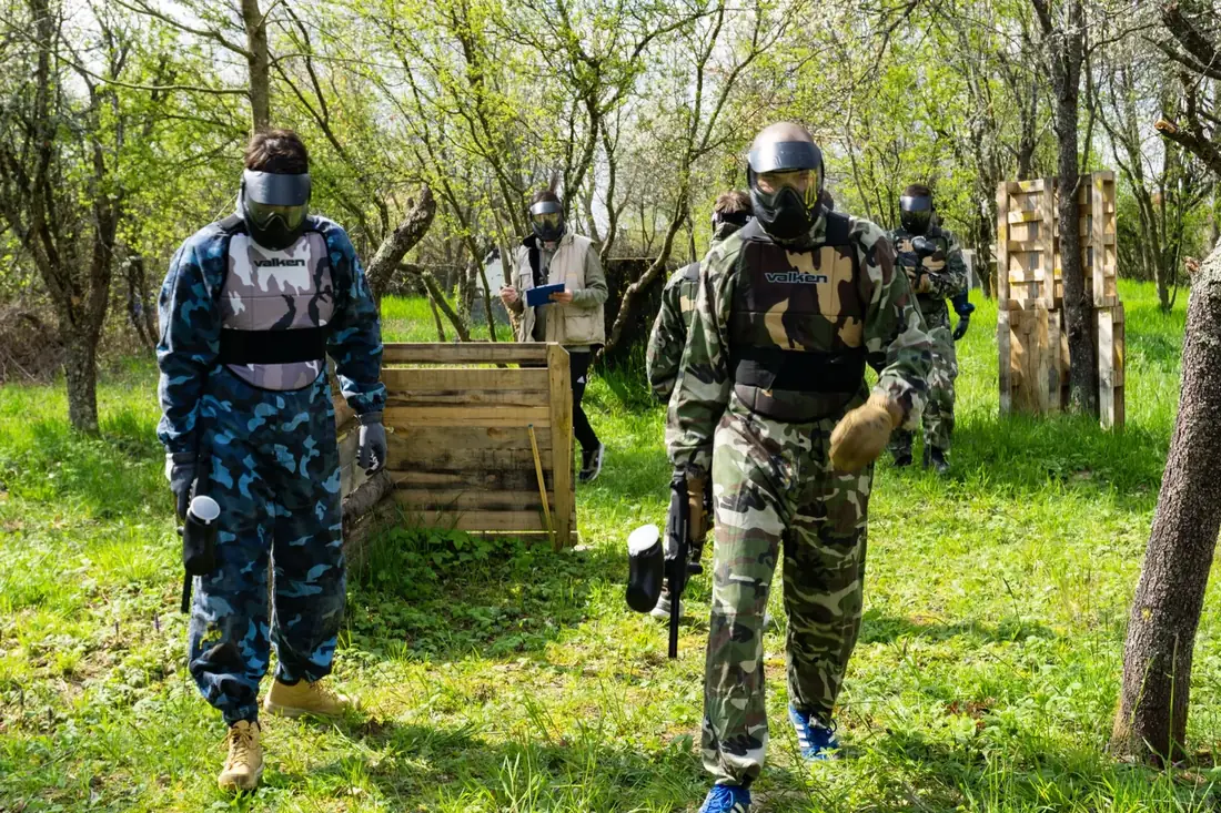 Paintball igrač s markerom