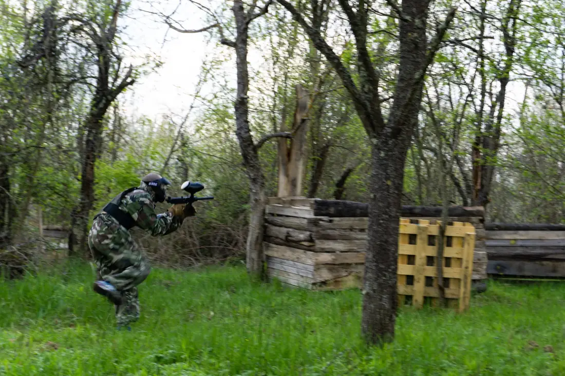 Paintball igrač cilja markerom