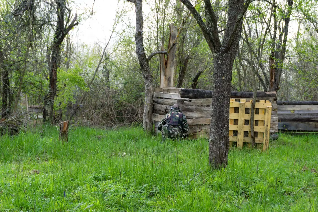 Paintball tim u maskirnim odijelima