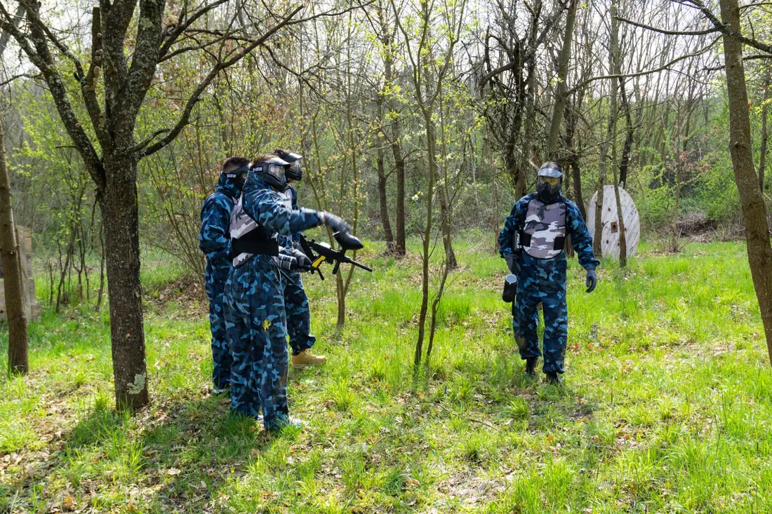 Paintball akcija među zaklonima