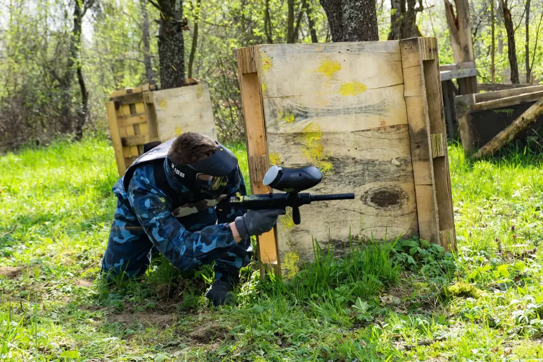 Paintball Đakovo — igrač iza barikade na terenu Demode
