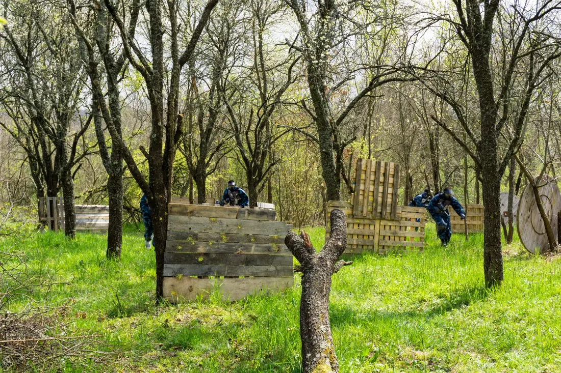 Paintball igrač s markerom