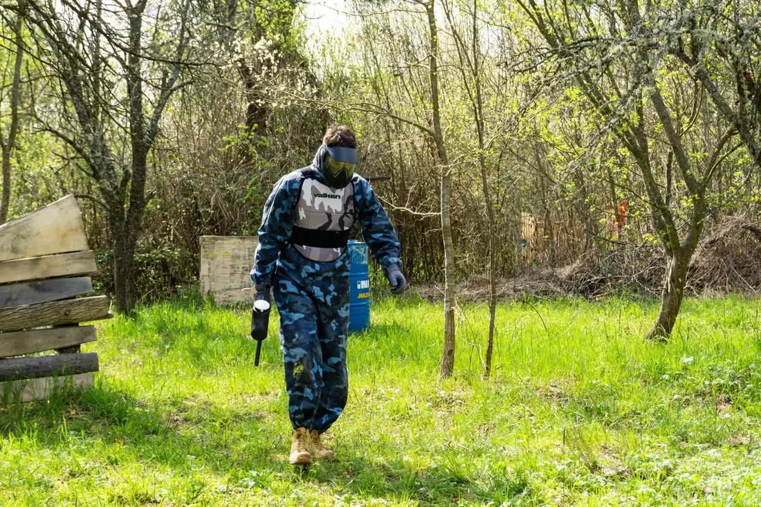 Paintball igrač cilja markerom