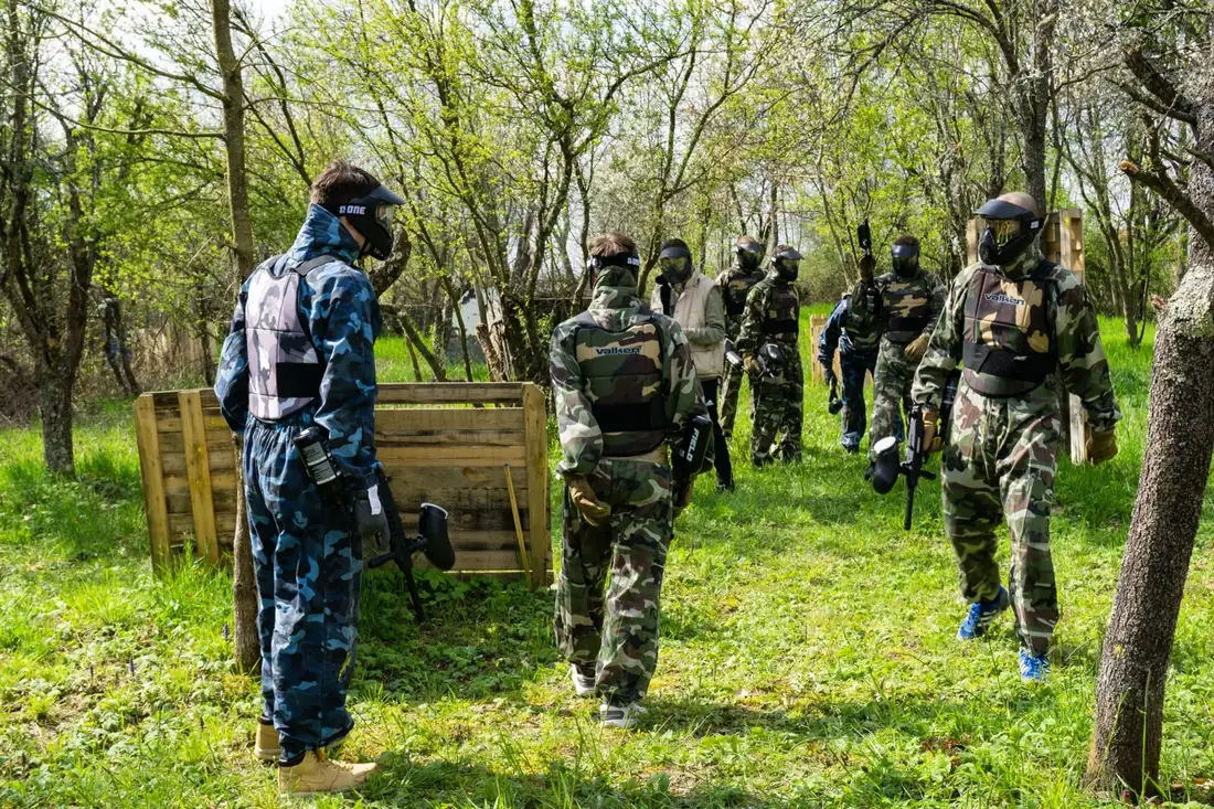 Paintball tim u maskirnim odijelima
