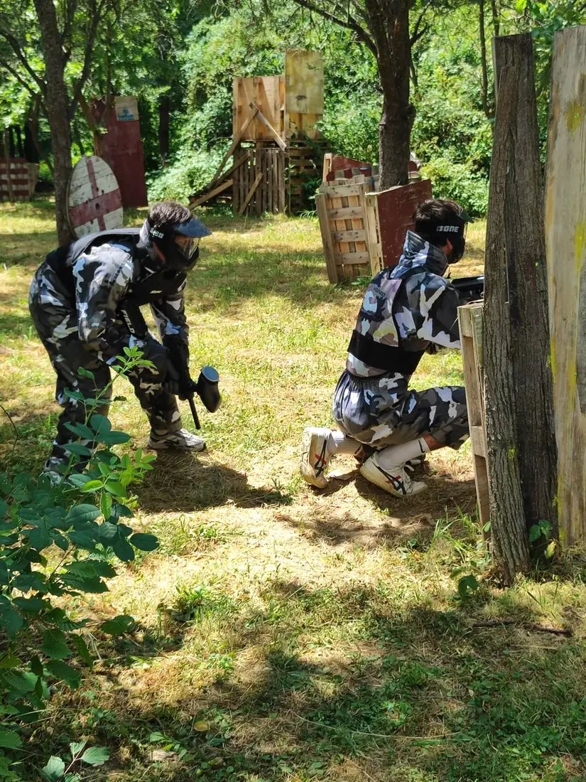 Paintball akcija među zaklonima