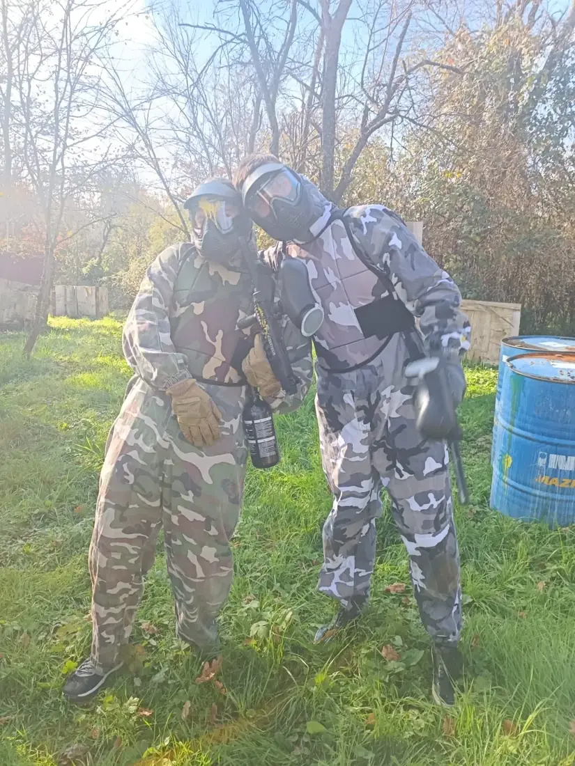 Paintball ekipa pozira nakon igre ispred sjenice Demode