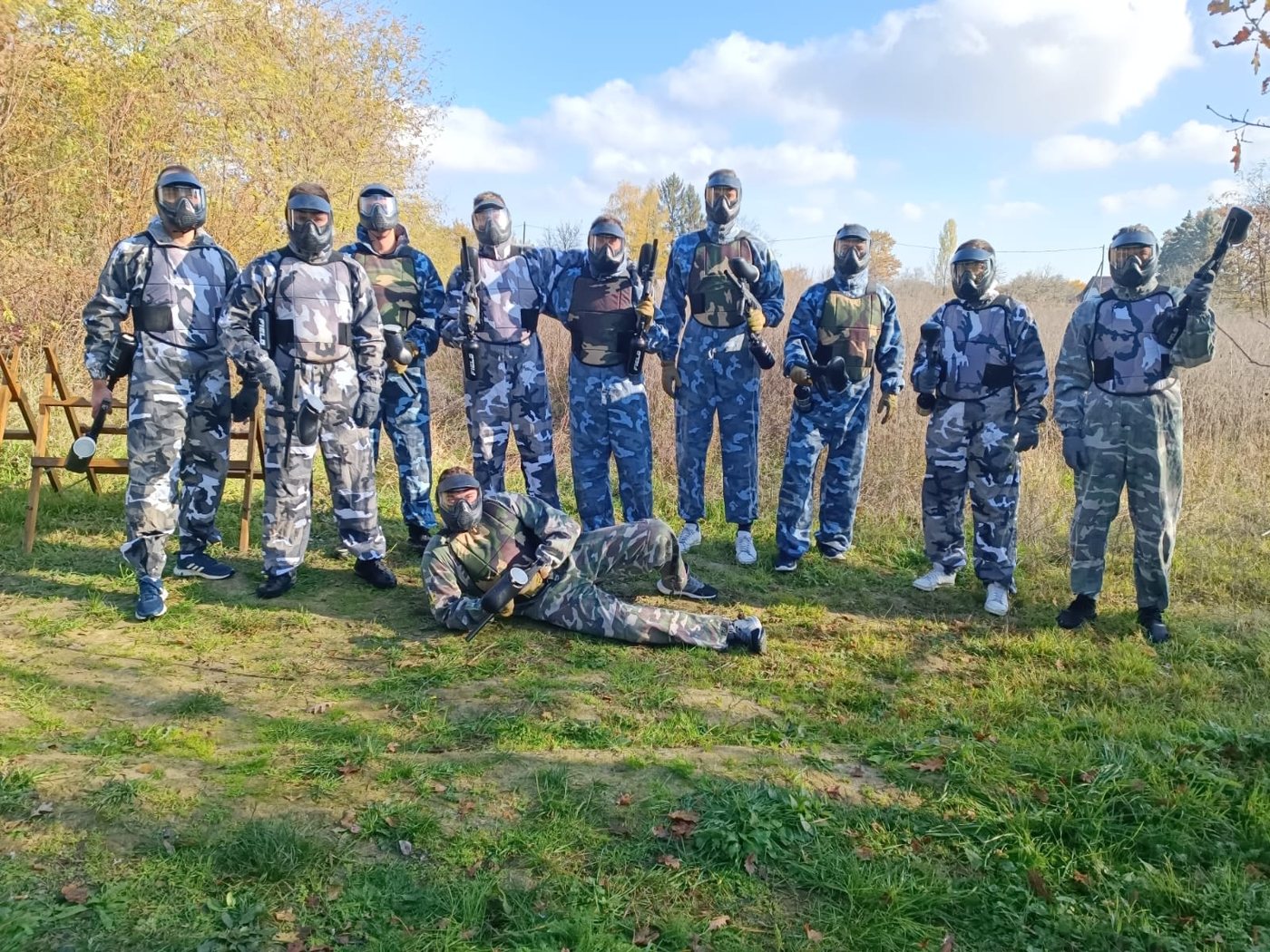Paintball paket Demode — ekipa igrača u opremi na terenu