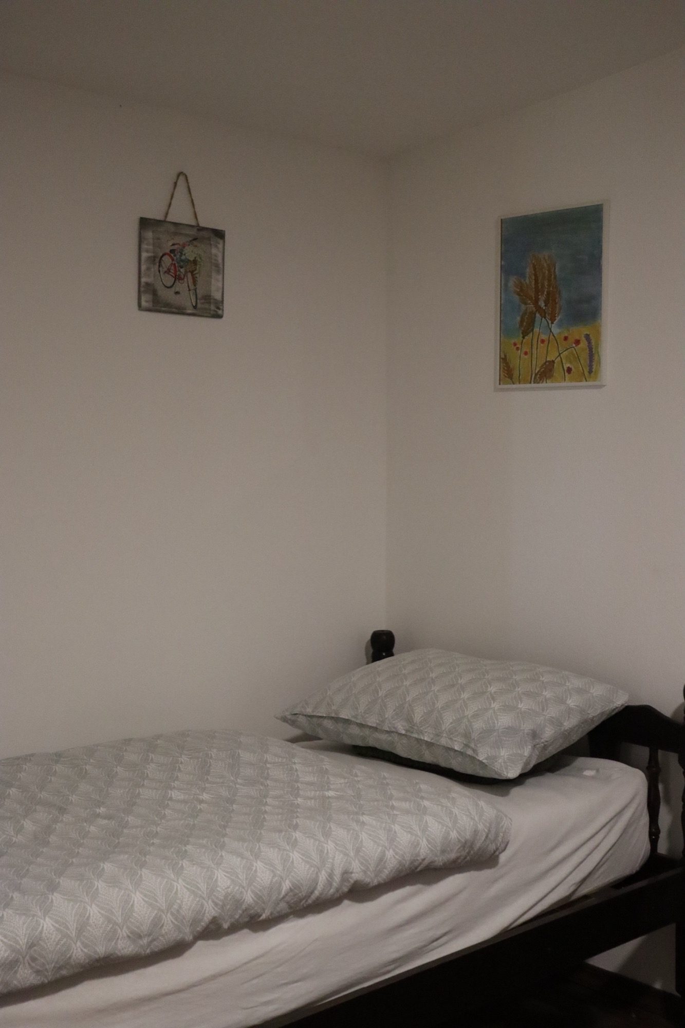 Kuća za odmor Demode — spavaća soba s ručno rađenim slikama na zidu