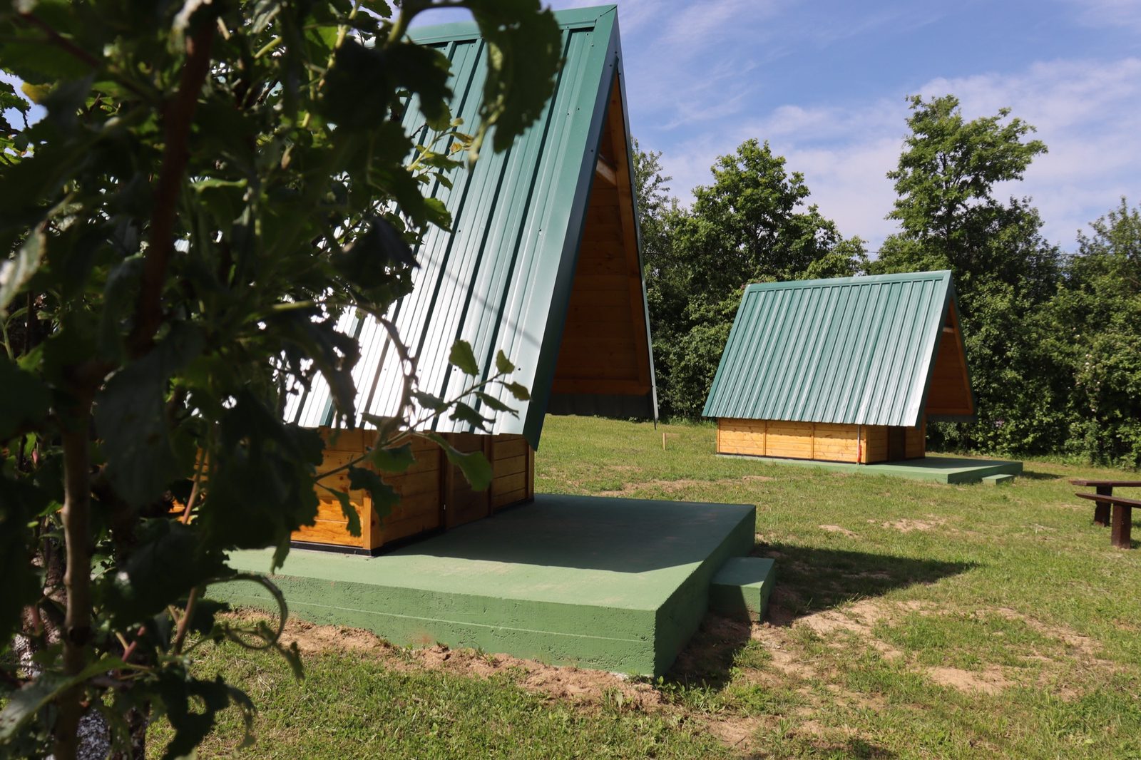 Kuća za odmor Demode — Bungalov Luna, bočni pogled u šljiviku