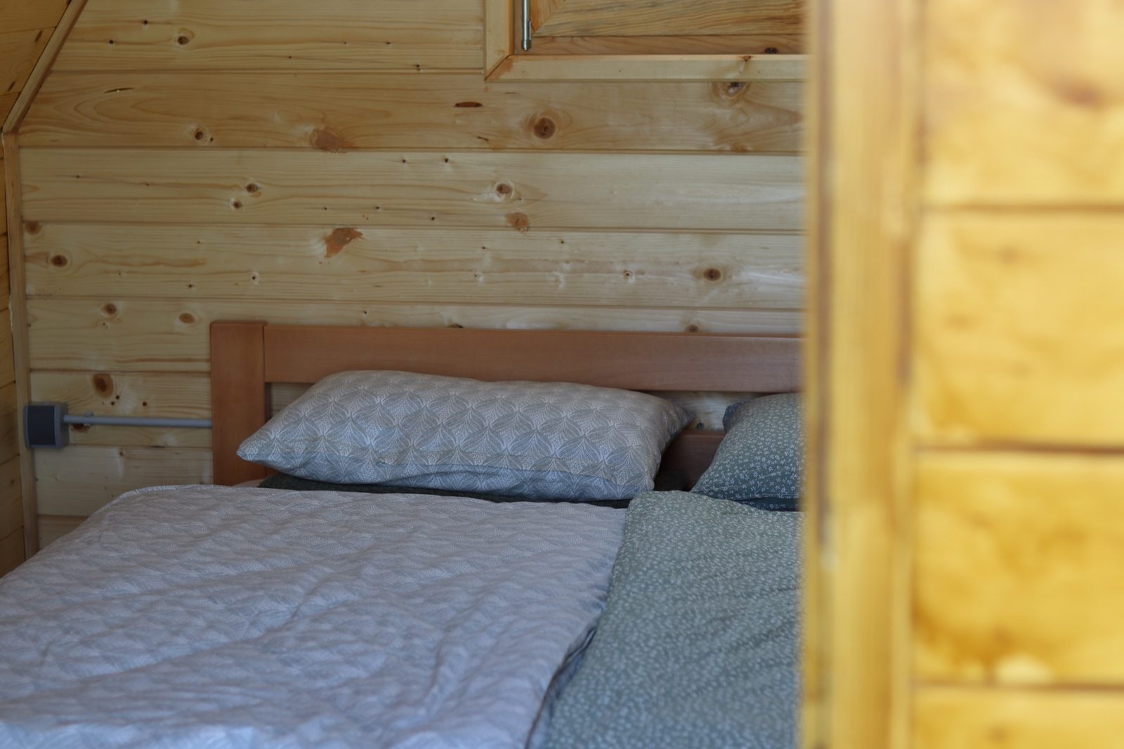 Kuća za odmor Demode — Bungalov Luna, detalj cvijeta i kreveta